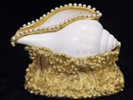 法器|法螺 法螺,又稱右旋海螺,藏語叫東嘎葉起,是藏傳佛教的重要法器之一。法螺多為白色,在法事、法會等宗教活動中,會被作為樂器吹響。佛經記載,釋迦牟尼講經說法時,音聲宏亮如大海螺聲響徹四方,法螺因此被視為佛門法音的象徵。又因帝釋天曾在鹿野苑轉法輪時,將一枚右旋白色海螺獻給佛祖,右旋海螺也就成了吉祥圓滿的象徵。鑲金嵌銀的法螺通常是法會所用之物,不做裝飾的法螺則多放在青稞之上供奉於寺院正殿。故宮博物院就收藏著一枚右旋白法螺,是六世班禪送給乾隆皇帝七十大壽的賀禮。乾隆愛不釋手,還專門為它賦了首詩:白螺右旋為至寶,梵音普具三乘法。如是梵音如是聞,群生悉被福無量。順便科普一下:海螺生長過程中螺殼會發生扭轉在頂部形成螺旋紋,逆時針方向的即為右旋。#西藏 #密宗#唐卡 #法器 #喜马拉雅艺术