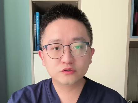 科学认识左前降支钙化 “左前降支钙化”——当这份结果出现在体检报告上,很多人都会感到困惑:这根血管到底是什么?钙化又意味着什么?其实,左前降支是冠状动脉的核心分支,如同心脏的“生命线”,负责为左心室前壁、心尖部等关键区域供血,一旦它出了问题,心肌缺血、心绞痛甚至心肌梗死的风险都会大幅上升。血管钙化并非突然发生,而是动脉粥样硬化的“进阶状态”——就像水管壁长期积累的“石垢”,是钙盐在血管壁上逐渐沉积的结果,原本有弹性的血管会变得又硬又脆。更值得警惕的是,左前降支作为心脏供血的“主干道”,其钙化发生率在冠状动脉分支中居高不下,且早期可能毫无症状,一旦出现胸痛、胸闷等信号,往往意味着血管已严重狭窄。#抖出健康知识宝藏 #冠心病#新年囤点专业货 #抖出健康知识宝藏