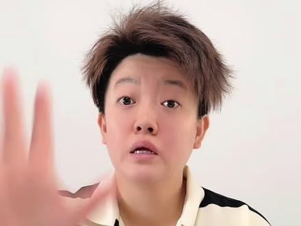 “听我指挥,牙膏里的小东西们向右看齐!”#高露洁色修美白牙膏