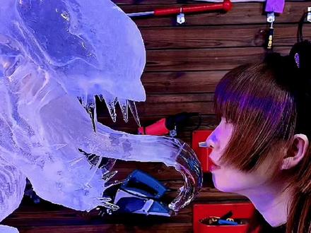 挑战粉丝要求,用冰来雕刻毒液#冰雕小姐姐 #冰块#冰雕