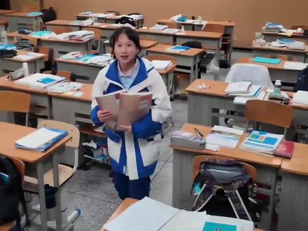 自制汉服,魔童爆改成绛珠仙子了!
配色灵感来源于语文书封面,并融入了我自己对绛珠仙草的理解。个人认为绛珠仙草以红色和绿色为主。《红楼梦》中多处林黛玉的衣着描写都是红色。所以设计时我选取了红色、绿色、米色、棕色。“绛”是大红色,但是考虑到和其它颜色搭配和谐,我只让披帛和腰带保留了大红色,半袖做成了朱红色。
考虑到87版红楼梦电视剧的影响深远,所以我借给我学妹的汉服还是参考了里面的配色。一般红楼梦的作品都采用的明制汉服,所以我给学妹也选了明制。
至于绛珠仙子,我觉得魏晋的汉服比较符合中国传统神仙的形象。交领右衽,系带结缨,很经典的汉服特征。
这套汉服我本来高一时就做好了,但是外衣被我洗褪色了,我就重新做了一件,然后加了一个蔽膝。
暑假拍摄当天,我给我俩做好发型之后忽逢暴雨。我俩撑着油纸伞在易园中涉水才来到室内避雨,所以裙摆打湿了,致歉。
绛珠仙子的布料是正绢,黛玉的布料是真丝花绫。绣花衣缘是图南的,挂饰是云深雾浅的。绛纱灯和手杖也是自己做的
我知道《红楼梦》是经典中的经典,林黛玉更是许多人心中的白月光,所以叠甲比较多。听说《红楼梦》每看一遍都有新的收获,不同年龄看感想都不一样。我知道我只有十多岁,对《红楼梦》的见解也不到位,所以只还原我心中绛珠仙子的衣服,不仿妆也不仿人!长得真的不像林黛玉,致歉。
#汉服 #国风 #ooc#手工 #林黛玉