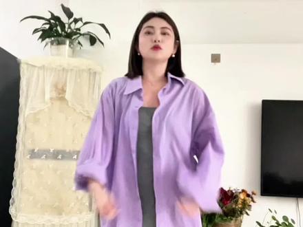 苏兰文女装 紫色衬衫宽松的版型可当防晒穿 灰色裙子带胸垫 穿着会有一点显肚子 #穿搭分享 #苏兰文女装 #紫色衬衣穿搭 #万物皆可拍 #内容过于真实