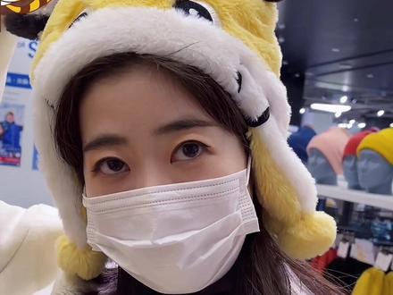 和日本老婆去买滑雪帽#日本媳妇 #拍照动作 #情侣 #恋爱
