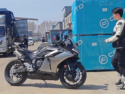 春风500SR非专业简评 #机车 #春风500sr #张雪机车 #张雪500rr