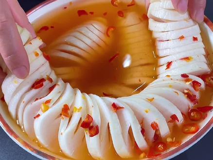 很多粉丝想学#萝卜龙 是怎么切的,80后的我经常想起校门口5毛一个的#萝卜酸 ,转眼30多岁了!#广西酸野