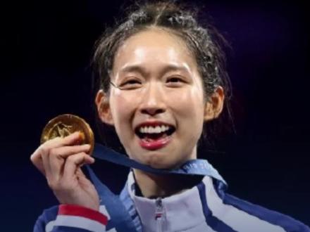 #江旻憓启蒙教练笑称她不像地球人 非常自律有能量 每天四五点起床读书练剑 #江旻憓夺巴黎奥运中国香港队首金