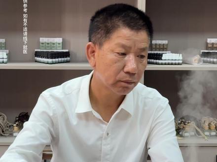 龙脑精油是一种从龙脑树(龙脑樟)的树脂或枝叶中提取的天然精油,具有悠久的应用历史和多种功效。
一、龙脑精油的出处
1. 植物来源
学名:龙脑樟(*Dryobalanops aromatica*),属龙脑香科植物。
主要产地:原产于东南亚热带地区,如印度尼西亚、马来西亚、苏门答腊等,中国云南、福建等地也有种植。
2. 传统获取方式
天然龙脑(冰片)是龙脑树的树脂结晶,古称“冰片”或“梅花脑”,在中药中属于名贵药材。
精油通常通过蒸馏法从龙脑树的枝叶或树脂中提取。
二、龙脑精油的主要功效
1. 药用功效
开窍醒神:传统中医用于缓解头晕、头痛,提神醒脑。
清热止痛:可局部涂抹缓解牙龈肿痛、咽喉炎症或轻度烫伤。
抗菌消炎:对金黄色葡萄球菌等病原菌有一定抑制作用,辅助治疗皮肤感染、痤疮。
2. 日常与芳疗应用
缓解疲劳:扩香使用可舒缓压力,改善注意力。
促进循环:稀释后按摩可缓解肌肉酸痛、关节不适。
皮肤护理:辅助修复蚊虫叮咬、湿疹等问题(需低浓度使用)。
3. 其他用途
古时用作香料或防腐剂,现代可少量添加于护肤品增强清凉感。
三、使用注意事项
1. 稀释使用:纯精油刺激性较强,需以基础油(如椰子油)稀释至1%-3%浓度。
2. 禁忌人群:孕妇、儿童、过敏体质者慎用,避免接触眼睛和黏膜。
3. 储存方式:避光密封保存,防止氧化失效。
四、历史与文化
龙脑在《本草纲目》中被记载为“通诸窍、散郁火”,唐宋时期通过海上丝绸之路传入中国,成为宫廷珍品。其清凉香气也被用于宗教仪式和高级熏香。
如需更专业的应用#科普涨知识 #植物精油 #香氛香薰 #龙脑精油 #芳香疗法