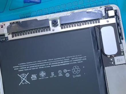 苹果平板ipad air2/A1566换电池,风险还是非常大的。分享维修过程,视频仅供参考,自己动手要谨慎!#手机维修 #爆屏修复 #不开机 #手机换电池