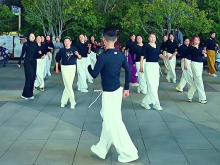 大家好 自我介绍一下 我是阳玉芬🤣#彪哥的大奔留不住的玉芬 #广场舞 #背面演示 #玩法合伙人计划 #阳阳阳光舞团 @DOU+小助手 @DOU+上热门