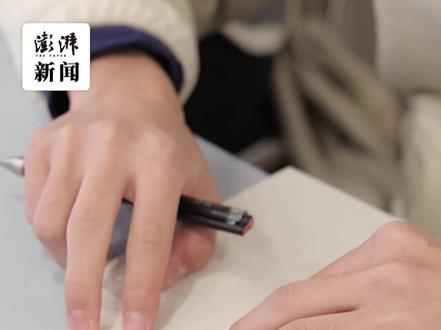 如何折一架能飞近百米的纸飞机?
2025年12月28日,6名来自中国的青少年团队将纸飞机飞行最远距离的吉尼斯世界纪录刷新至98.43米。来听负责折叠的唐帅讲述如何打造一款能飞得更远的纸飞机。#媒体精选计划