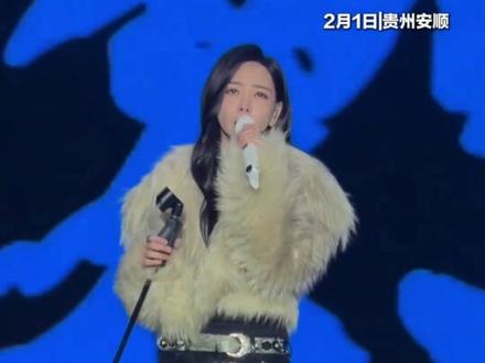 女星于文文演唱会上突然晕倒 吴克群:她少唱的 我来帮她唱 于文文:除了健康 什么都不是你的(来源:纵览新闻 见习编辑:冯慧琳 校对:胡颖 审核:申敬 审签:陈敏娟)