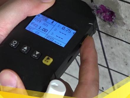混凝土碳化深度检测操作步骤
1、回弹值测量完毕后,应在有代表性的测区上测量碳化深度值,测点数不应少于构件测区数的30%,并应取其平均值作为该构件每个测区的碳化深度值。当碳化深度值极差大于2.0mm时,应在每一测区分别测量碳化深度值。
2、可采用工具在测区表面形成直径约15mm的孔洞,其深度应大于混凝土的碳化深度;清除孔洞中的粉末和碎屑,且不得用水擦洗;
3、采用浓度为1%~2%的酚酞酒精溶液滴在孔洞内壁的边缘处,当已碳化与未碳化界线清晰时,应采用碳化深度测量仪测量已碳化与未碳化混凝土交界面到混凝土表面的垂直距离,并应测量3次,每次读数应精确至0.25mm;
4、应取三次测量的平均值作为检测结果,并应精确至0.5 mm。#海创课堂 #工程检测 #碳化深度测量 #第三方检测