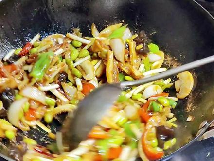 最爱苏北宿迁的大席小炒,牛肚的鲜美与调味料相互融合,香气四溢,让人垂涎欲滴。#宿迁美食 #大席小炒 #爆炒牛肚 #美食制作分享 #一个爱做菜的男人 @抖加上热门