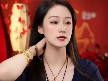 世纪缘般若心经古法黄金吊坠 足金筒身錾刻《般若波罗蜜多心经》,搭配红玛瑙与棕编绳,自带禅意氛围感滤镜
戴在颈间,就像把一份平安护佑与内心安宁带在身边
愿日子如金筒经文般,心定如水,平安常伴
#世纪缘般若心经吊坠#国风禅意黄金项链#古法金饰#经文主题首饰#世纪缘