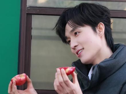 梁思伟不为人知的秘密之苹果是怎么切开的 @梁思伟耶 #梁思伟