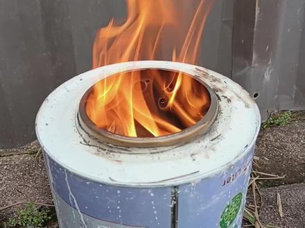 在废品站淘的热水壶和油漆桶,做一个柴火气化炉,火力很猛,有兴趣的朋友可以动手试试。
#柴火气化炉 #旧物利用 #创作者中心 #创作灵感 #户外柴火气化炉