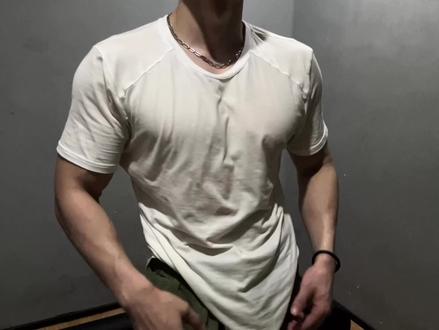 衣服很破,靠肌肉撑着~#健身 #自律 #腹肌