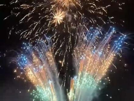 今年2026一月一日元旦。赭山大街还可以放烟花吗? 视频是。📷20251.1日凌晨放烟花的实事录像视频。🎞
🔆像繁星落入人间,🎇那璀璨的烟花时刻。
🌈今年今晚上还有惊艳的烟花秀吗?
✨亲爱的朋友,愿你的生活如烟花般绚烂多彩。🌟虽然今晚的烟花秀未知,但未来的美好定会如约而至🎉。祝你天天开心,事事顺心!#赭山大街烟花 #赭山大街 @抖音小助手 @DOU+小助手