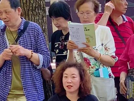 虹口舟舟在前面指挥,虹口最美指挥姐姐韩老师在后面也没闲着,拿着棒子来了段空气打鼓,倾国倾城!#高手在民间 #舞台无处不在 #网红 #虹口舟舟 #虹口美女指挥