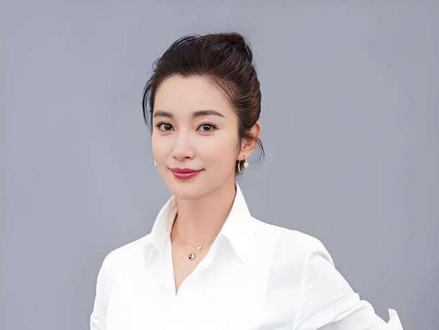 1996 年,李冰冰刚出道就被富豪石涛,用两辆豪车和一套北京豪宅所打动,从此沦陷在了他的怀抱,在石涛的力捧下李冰冰迅速走红,还与华谊兄弟签约!#娱乐圈#演员#李冰冰#名人故事#娱乐圈