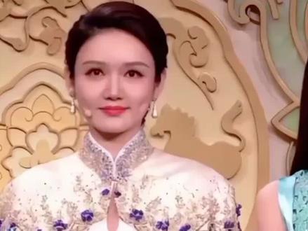 龙洋为何总往上翻眼#央视女主持 #灯光刺眼