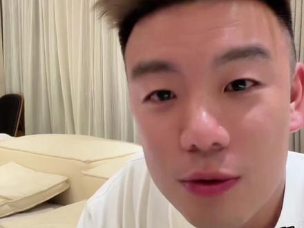 Benny哥自诉和Lisa姐的故事 希望屏幕面前的各位哥姐弟妹们不要再去恶意曲解 揣摩Benny哥和Lisa姐夫妻之间的关系和生活状态了 做短视频的初衷是给大家的日常生活带来欢乐和开心而不是让大家各种理由问题看法想法去揣摩这样的关系和生活状态 感谢屏幕前的各位哥姐弟妹们对Benny哥和Lisa姐的喜欢也希望各位黑粉节奏粉不要再乱带节奏 垦请大家善待Benny哥和Lisa姐 @破产兄弟(Benny&FY) #benny吴 #破产兄弟 #模范夫妻 #我要上热们