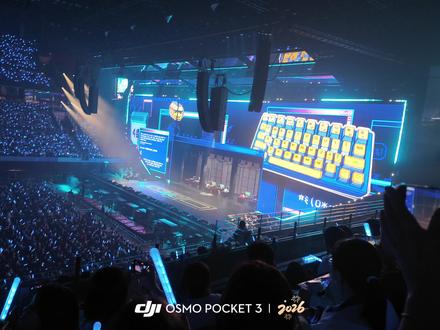 电话里的秘密丝滑转场之一场徐良首演送给十多年
前的自己初中就好奇这个封面的男人的面容好
神秘,搜过查过但全网无图。今天见到真人了!徐良本人好帅啊,给我high完了#演唱会现场live#徐良#徐良演唱会#徐良演唱会现场