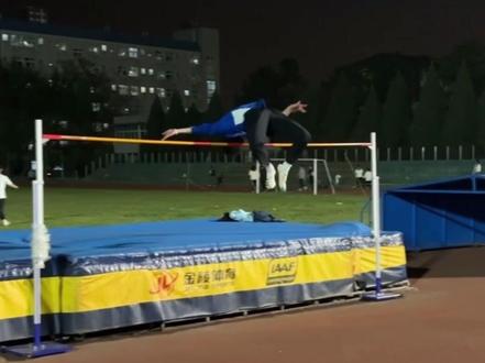 还是单臂摆舒服呀#跳高 #背越式跳高