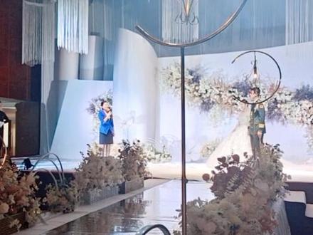 今天的新郎是军人,新娘是老师,为郎才女貌的一对新人主婚很是荣幸#主婚人 #婚礼现场 #蓝海国际大饭店