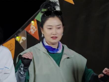 #玲花云飞合唱送亲歌 #玲花唱歌曾毅一定要参与 云飞老师、花姐的默契合唱搭配毅哥的和声毫不违和~#向往的生活