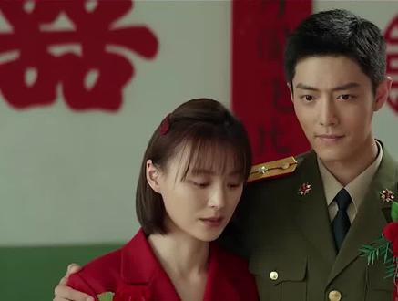 #电视剧王牌部队 顾一野与阿秀结婚,他将张飞的功勋章拿给小飞。高粱告诉小飞他的爸爸是一个战斗英雄。顾一野的父亲来到婚礼现场看着相拥的一家三口,他露出了笑容。