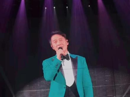 #红馆 #黎明演唱会# 容祖儿在现场唱的很嗨