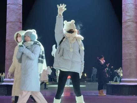 哈尔滨连灯光都这么会卡点吗?#中央大街光影大赏 #抖音热门舞蹈计划 #一支舞回到90年代 #青苹果乐园 #来冰城马上红