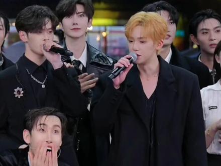 #龙浩天 #峰峰疯了 #乐多 #游山恋 #武家坡 峰峰唱游山恋很好听,中间太高了唱不起来,乐多这时候出来唱了,乐多真的好厉害,这戏腔绝了,唱歌很厉害,两人合唱真的好搭,公屏都带节奏,让乐多在唱一个,还想听他们唱,两人唱武家坡真的绝了,超级好听,都特别厉害,乐多真是被埋没了,真的多才多艺,会唱还会跳,不愧是瑶瑶带的男团,非常优秀!@001-乐多°🐋 @峰峰疯了🌋⁹²³ @龙浩天🐲 (4.10中午12点生日庆) @龙浩天🐲(生活号)