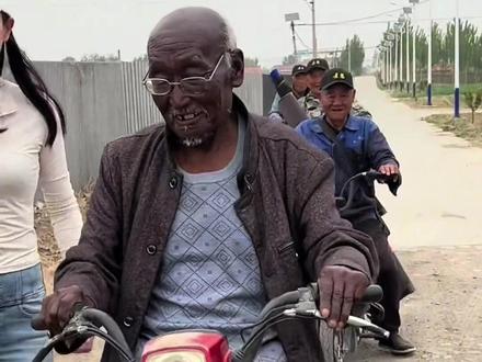 “钓帝”黑大爷因病去世,享年75岁,此前因户外垂钓50年,皮肤被晒成“老抽色”在网络上走红#钓帝 #黑大爷 #巧克力大叔