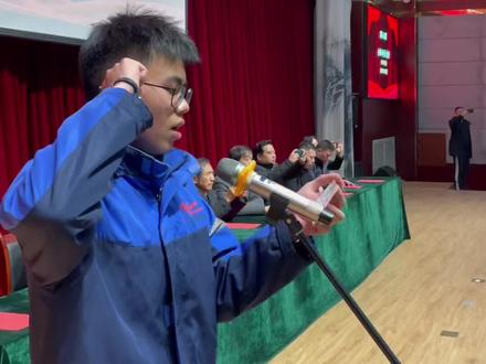 2022届毕业生已经披上战袍,准备迎接人生的挑战。