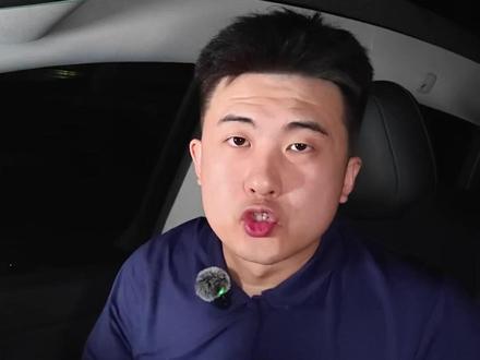 表面看是一场退票纠纷,真正的争议在"自愿"这两个字怎么认定。他拿到的通知是错的,柜台说的也是错的,系统里对的那班,没人告诉他。国泰认定他自愿放弃,不退钱,但自愿的前提本该是知情。这个逻辑站不站得住,评论区聊聊,这条先收藏。#航空产业 #消费者权益 #民航人 #航班延误 #机票改签