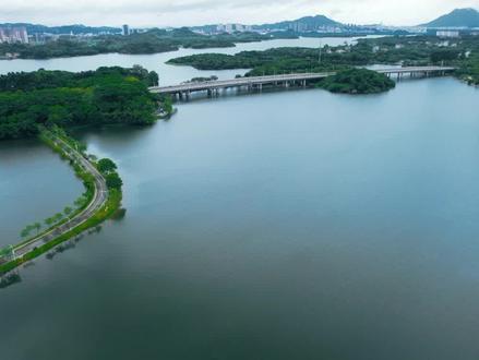 松山湖景区原为大型天然水库,后以湖泊为中心,周边合并开发为国家级高新技术产业开发区。打造了荷香水榭、烟雨亭虹桥、情人湾、月牙湾、睡莲池黄金竹海等系列景观景点,其中“松湖烟雨”为核心景点。#旅游 #旅游推荐官 #旅游景点 #松山湖景区 #上热门