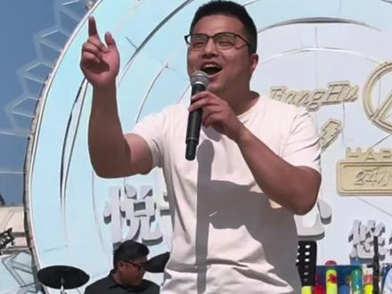 今天,上千人见证了这个时刻,弟,你一定可以找到对象的,我相信你哈#把爱留在万岁山 #万岁山大宋武侠城 #倒霉老王 #万岁山 #求婚情书仅退款