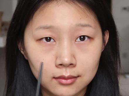 扁平凹陷脸!秒变立体紧致脸!新手修容干货! 1⃣👉哑光提亮-粉扑点按面中三角+鼻基底三角+唇周三角➡小刷子再次精准按压-泪沟线+法令纹线+木偶纹线
2⃣👉浅棕色-眼窝双“C”➡鼻头“v”+“八”➡鼻梁“||”
3⃣👉深棕色-颧骨外侧画扇形➡下颌线往里推
4⃣👉哑光高光-提亮眉心三角+鼻梁+鼻头+下巴+眉骨+眼头小c
5⃣👉珠光高光-提亮眼头+鼻头+鼻梁+眉骨+颧骨内侧
膏状和液体高光不好控制用量对手法要求更高,新手容易手残的话可以试试多用粉状提亮哟,会更简单好上手~
*用的橘朵修容盘,哑光高光粉质细腻,提亮效果也好,修容颜色也是恰到好处,可太全面啦~
#新手修容教程 #面部平整度 #修容#面部提亮 #扁平脸