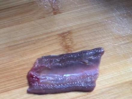 喜欢吃鳝鱼的注意了,寄生虫不仅长在鳝鱼肠道里面,肉里面也会有,切记高温烹饪。