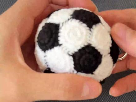 小足球钩织视频教程来咯~ 缝合比较需要耐心,建议新手宝子们将黑色换成别的颜色
标注:黑色织片12个,视频里有误
🧶:@苏苏姐家官方旗舰店 四股棉(白色64,黑色21)
🪡:2.00mm
#手工diy #钩针教程 #钩针玩偶 #钩针图解