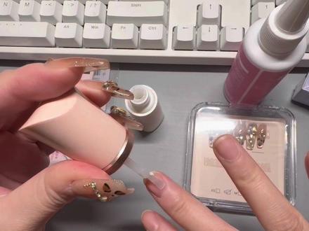 懒人穿戴甲神器啊#穿戴甲随意摘戴 #穿戴甲胶水 #过年美甲#省钱小能手
比果冻胶方便,前粘性强,预热水不容易脱落,比光疗胶方便得多,比去店里面做便宜,而且总的来说还很坚固,跟店里做的甲片差不多坚固
这是我刷视频的时候随便买的,在我买之后也刷到别的牌子,然后基本使用流程和那个视频啥的基本都差不多,大家可以搜一搜,随便买,如果大家想要我购买的这个的链接的话,我就贴在评论区