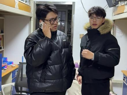 小皮裙 大波浪 一扭一晃真像样#小皮裙 #大波浪 #男生宿舍