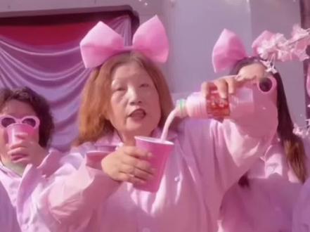 魔性的bgm搭配这粉粉嫩嫩的液体简直绝了#茉莉奶白#粉色液体#奶茶#我和姊妹一起喝粉色液体