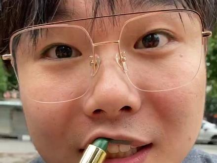 男孩子们不会选口红吗?刘桂香推荐的这款挺不错的。@迈瑞·刘桂香