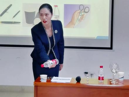 很多人都不知道的倒酒礼仪!#商务礼仪#饭局 #礼仪培训师白福梅 #企业培训#商务礼仪培训 #职场干货 想做礼仪培训师,欢迎加入我们!