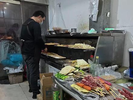 谁懂啊!下班后钻进这家只有几张桌子的小店,这才是生活该有的烟火气啊~#藏在犄角旮旯的美食 #创作者中心 #创作灵感