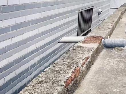 屋顶天沟屋檐漏水,别在担心,像这样轻松涂刷,就可以告别漏水渗水问题#创作灵感 #聚氨酯防水涂料 #屋面防水 #屋顶防水