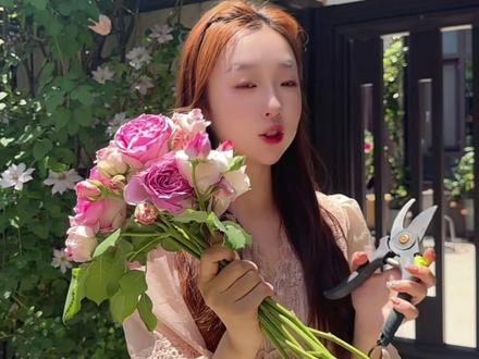 今天我是最幸福的妈妈👩🏻!菜是儿子做的,花💐是女儿剪的 日子一半烟火,一半花香。
愿天底下所有的母亲,都能被温柔以待,
母亲节快乐,往后余生,像花儿一样绚烂美丽。#母亲节 #粉龙爬藤月季 #家有儿女 #母亲节暖心大作战 #一半烟火一半浪漫